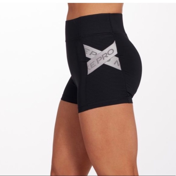 nike women's aeroadapt pro 3 short